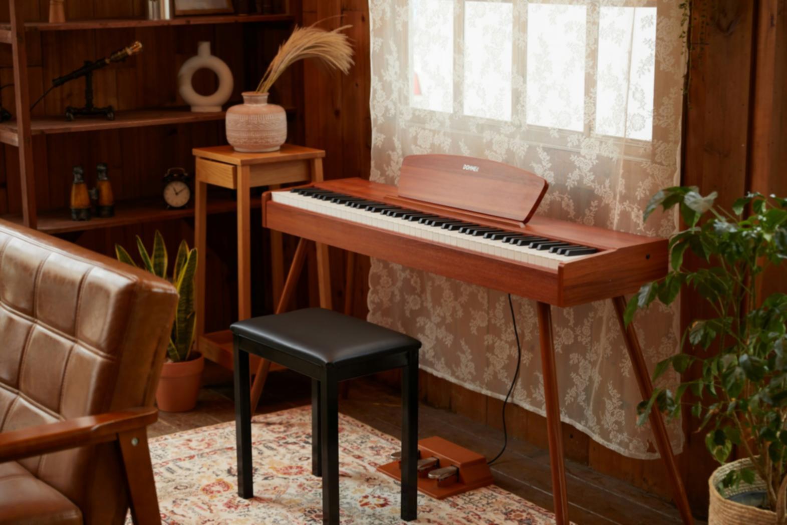 Studio di registrazione professionale con console di mixaggio e strumenti musicali